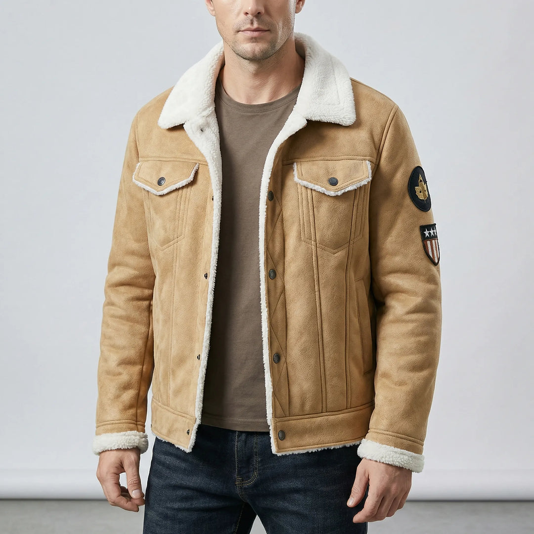 Brun robust herrjacka i bikerstil. Ett vindtätt och varmt ytterplagg för en tidlös look under vår/höst.