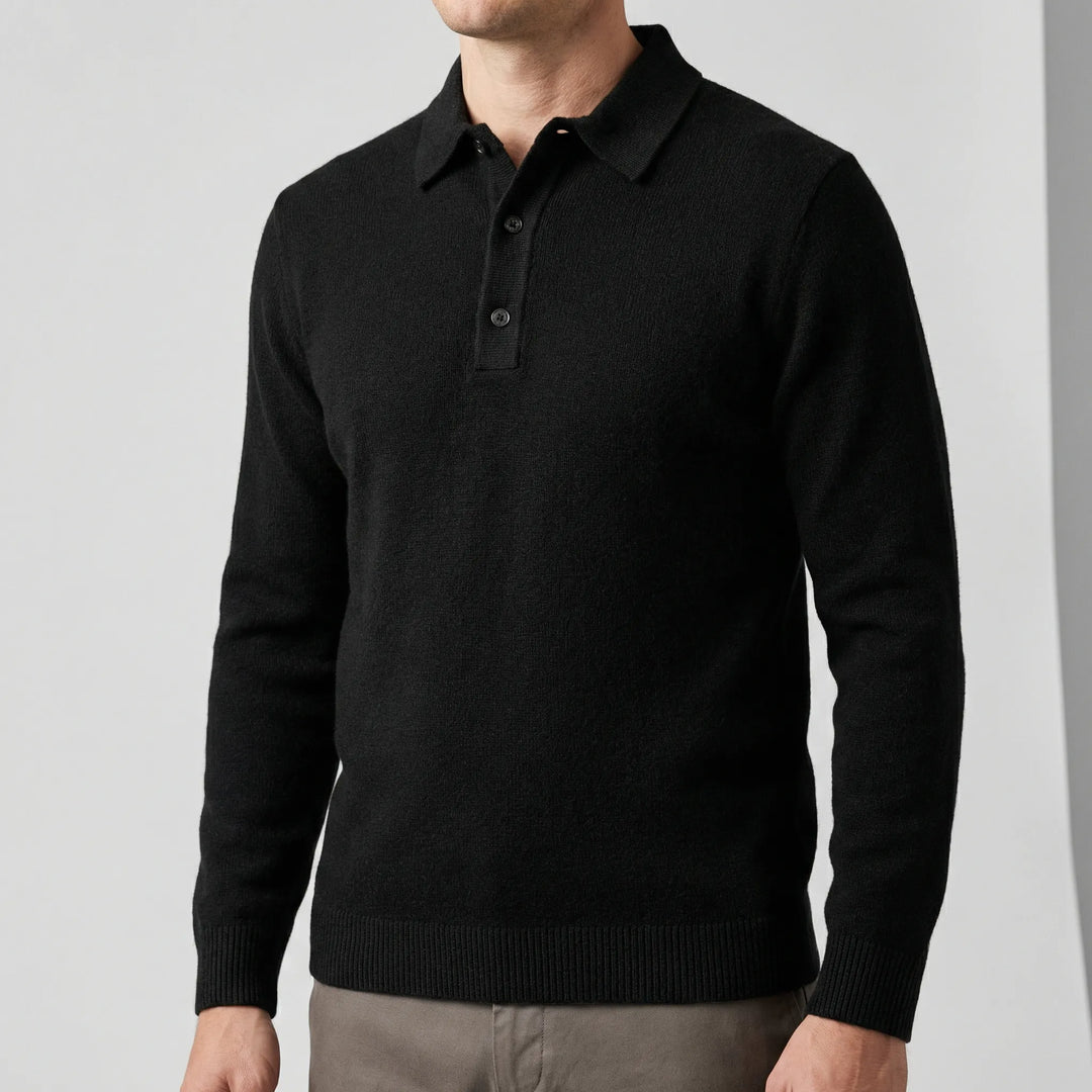 Närbild på textur av svart stickad långärmad herr polotröja. Mjukt tyg för elegant komfort i höstmode.