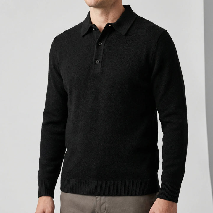 Närbild på textur av svart stickad långärmad herr polotröja. Mjukt tyg för elegant komfort i höstmode.