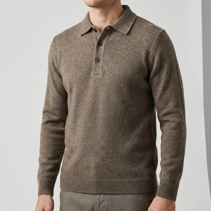 Herr i brun långärmad polotröja, stylad för höst. Bekväm stickad tröja, perfekt för elegant vardag eller kontoret.
