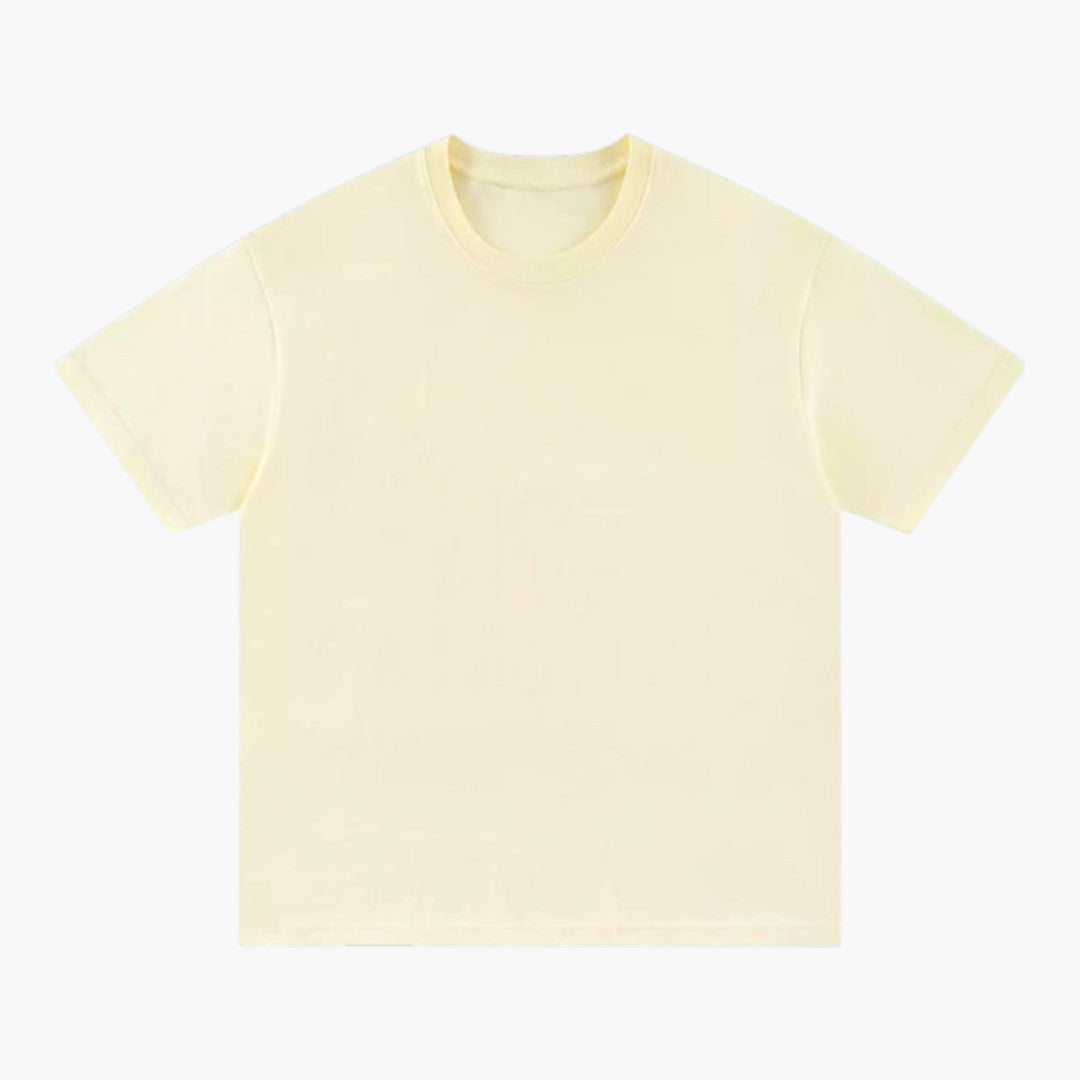 Närbild på tyget av en grå herr t-shirt med rund hals. Mjuk och andningsbar, idealisk för bekväm vardagsstil.