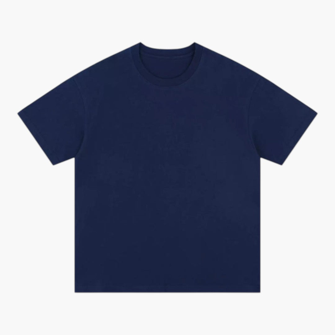 Man bär en vit herr t-shirt med rund hals. Modern och enkel stil, bekväm passform för casual vardagsbruk. Sommartopp.