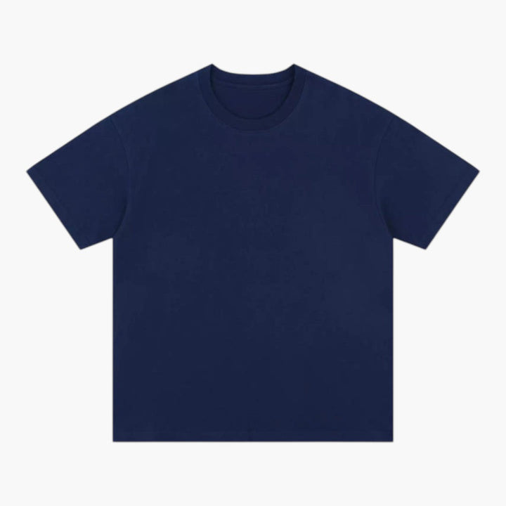 Man bär en vit herr t-shirt med rund hals. Modern och enkel stil, bekväm passform för casual vardagsbruk. Sommartopp.