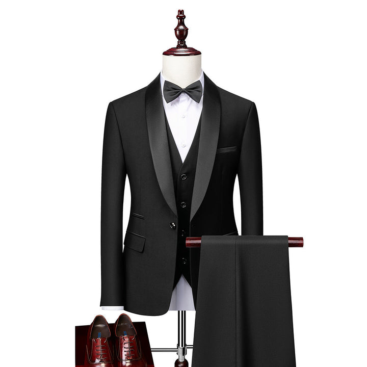 Elegant blå tredelad slim fit kostym för män. Idealisk bröllopskostym eller festkläder med klassisk design.