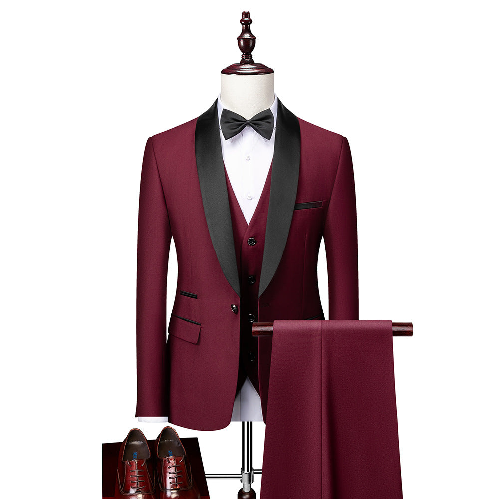 Grå slim fit tredelad herr kostym. Professionell businesskostym för formella tillfällen med stil.