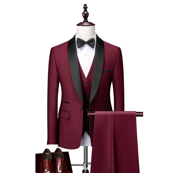 Grå slim fit tredelad herr kostym. Professionell businesskostym för formella tillfällen med stil.