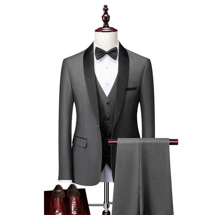 Modern tredelad slim fit kostym för män. Perfekt festkläder eller bröllopskostym för en skarp look.