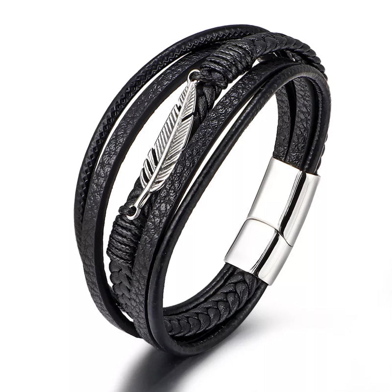 Svart herrarmband med fjäderdesign, justerbart och stilrent för en elegant look, symboliserar frihet.