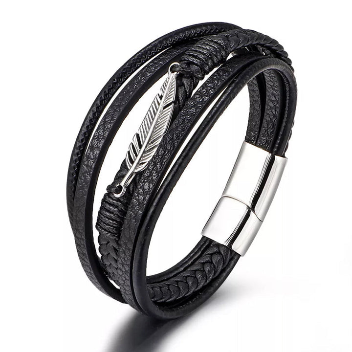Svart herrarmband med fjäderdesign, justerbart och stilrent för en elegant look, symboliserar frihet.