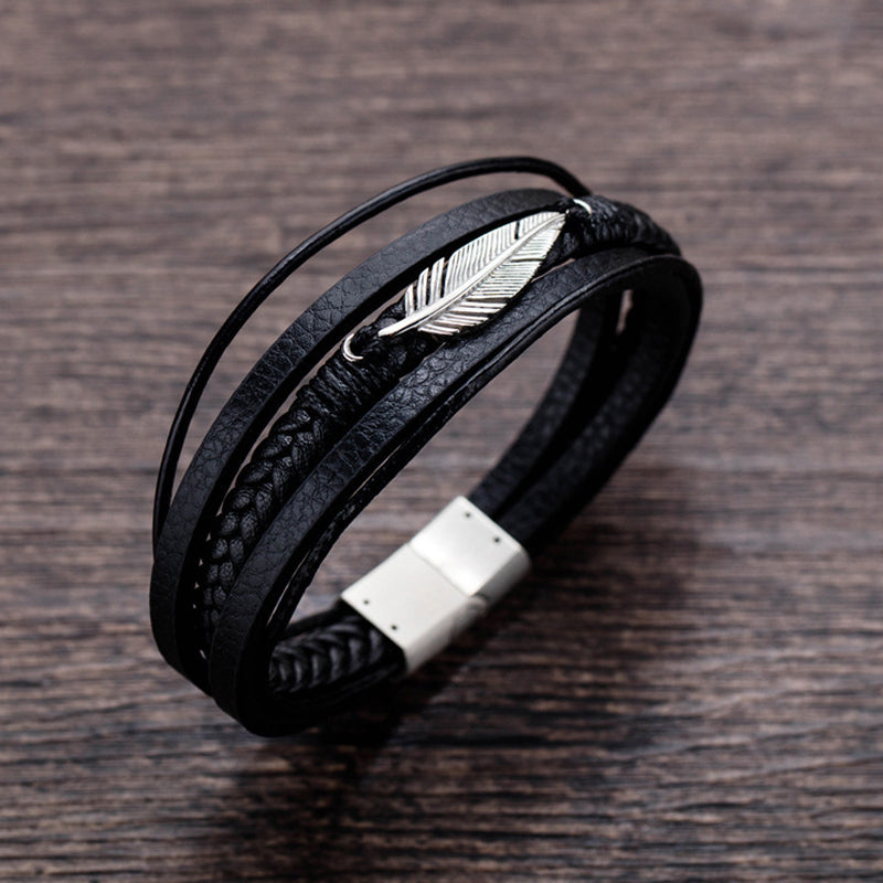 Svart herrarmband med fjäderdesign, justerbart och stilrent för en elegant look, symboliserar frihet.