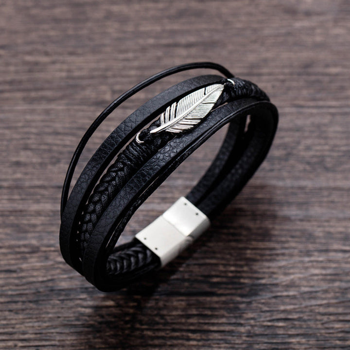 Svart herrarmband med fjäderdesign, justerbart och stilrent för en elegant look, symboliserar frihet.