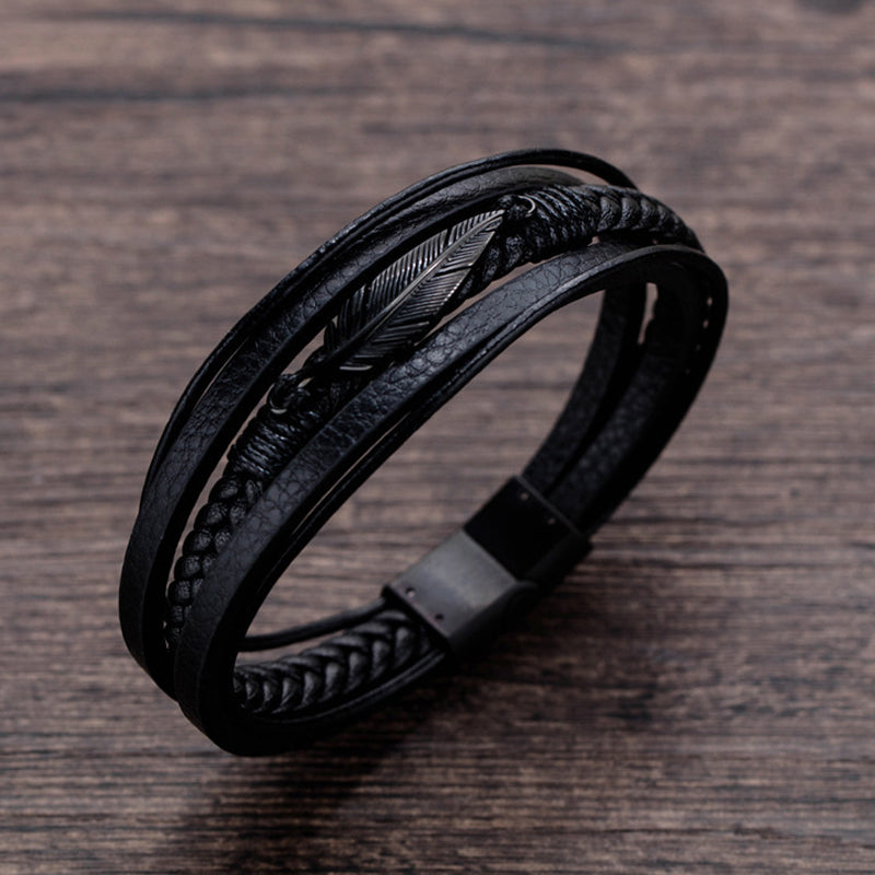 Svart herrarmband med fjäderdesign, justerbart och stilrent för en elegant look, symboliserar frihet.