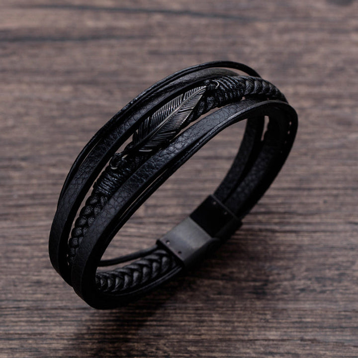 Svart herrarmband med fjäderdesign, justerbart och stilrent för en elegant look, symboliserar frihet.