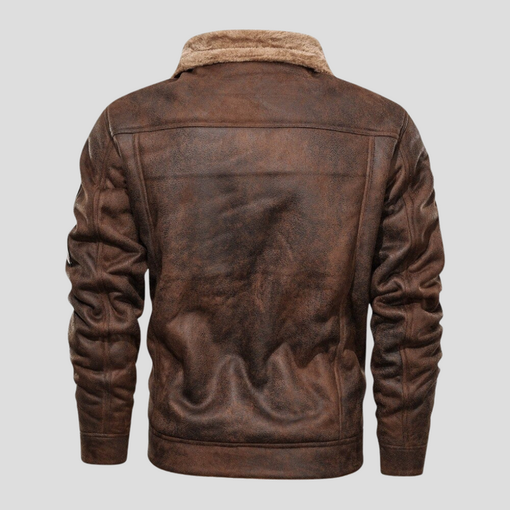 Brun herrbikerjacka med tidlös design, ett mångsidigt ytterplagg för mode och fritid.