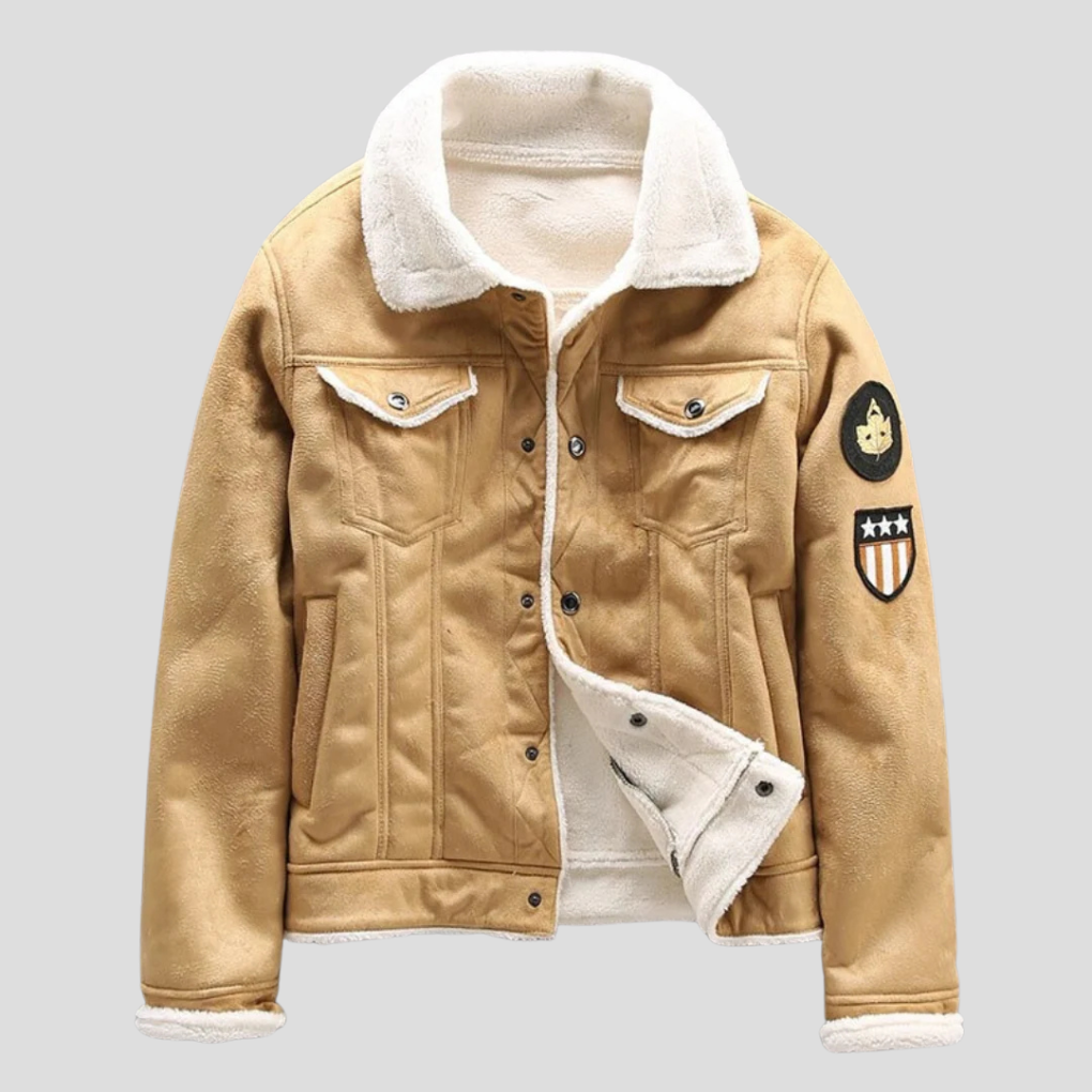 Beige herrbikerjacka i klassisk modell, ett bekvämt och stilfullt ytterplagg för vardagsbruk.