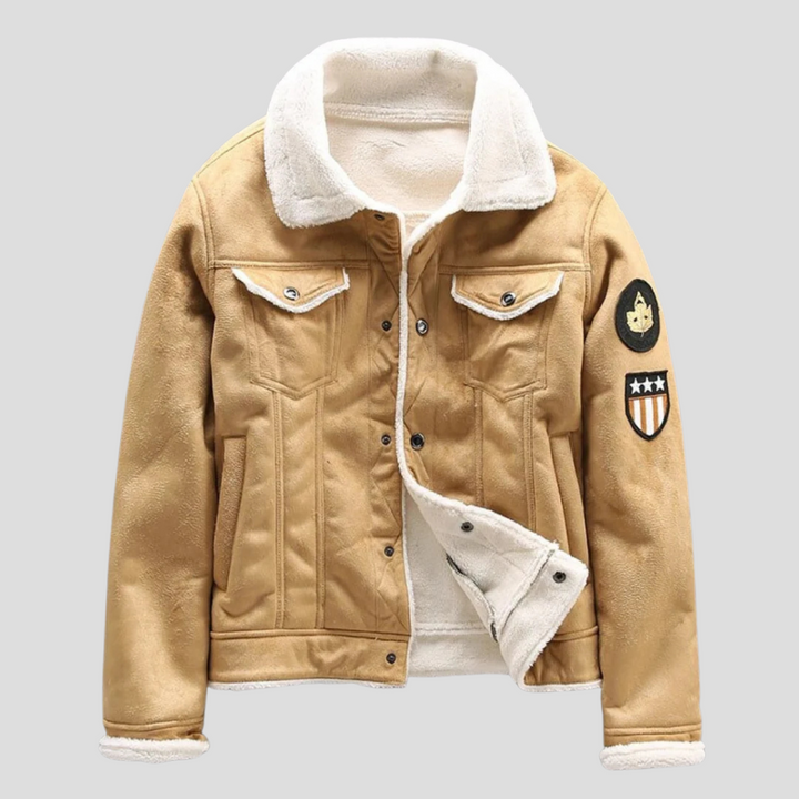 Beige herrbikerjacka i klassisk modell, ett bekvämt och stilfullt ytterplagg för vardagsbruk.