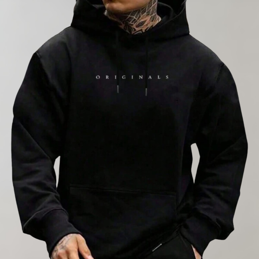 Svart herrhoodie i mjukt tyg för bekväm vardagsstil. Perfekt avslappnad passform för streetwear och fritid.