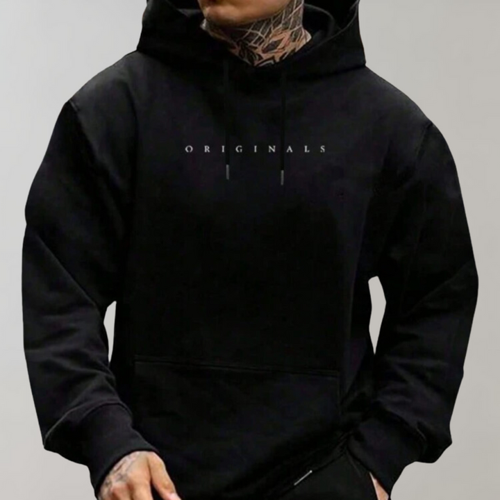 Svart herrhoodie i mjukt tyg för bekväm vardagsstil. Perfekt avslappnad passform för streetwear och fritid.