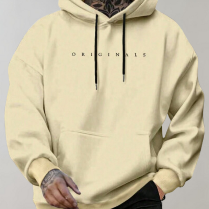 Gul herrhoodie i avslappnad design. En mångsidig tröja som passar perfekt för höstmode och streetwear-look.