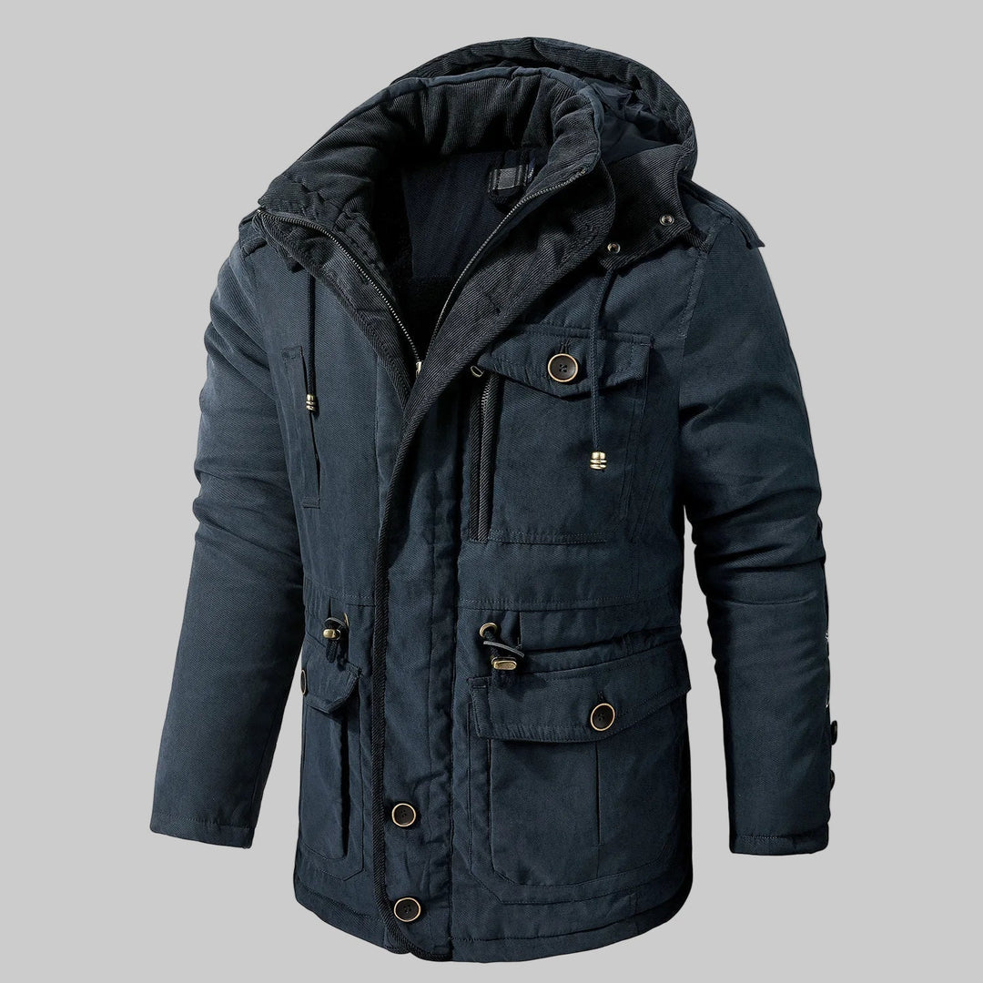 Herrparka Dylan i beige med praktiska fickor och varm huva. Slitstark vinterjacka för utomhusaktiviteter.