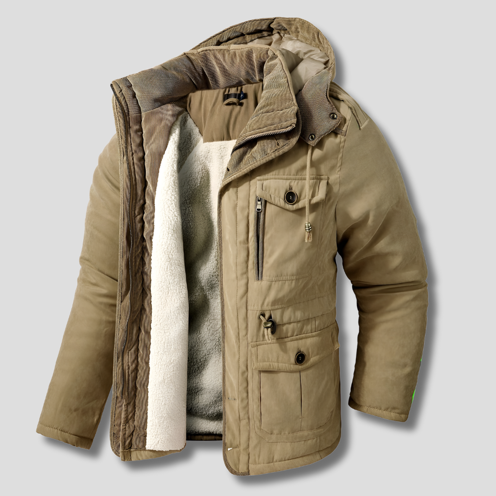 Grön herrparka Dylan, en varm vinterjacka med huva och muddar. Perfekt som vardagsjacka för kylan.