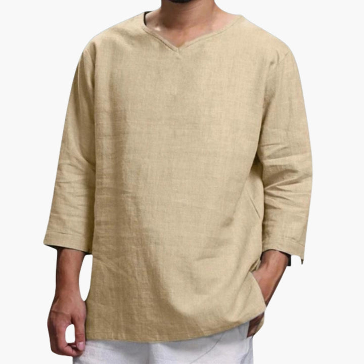 Kaki herrskjorta med V-ringning, lång ärm och lös passform. Perfekt för stilren, komfortabel vardagslook.