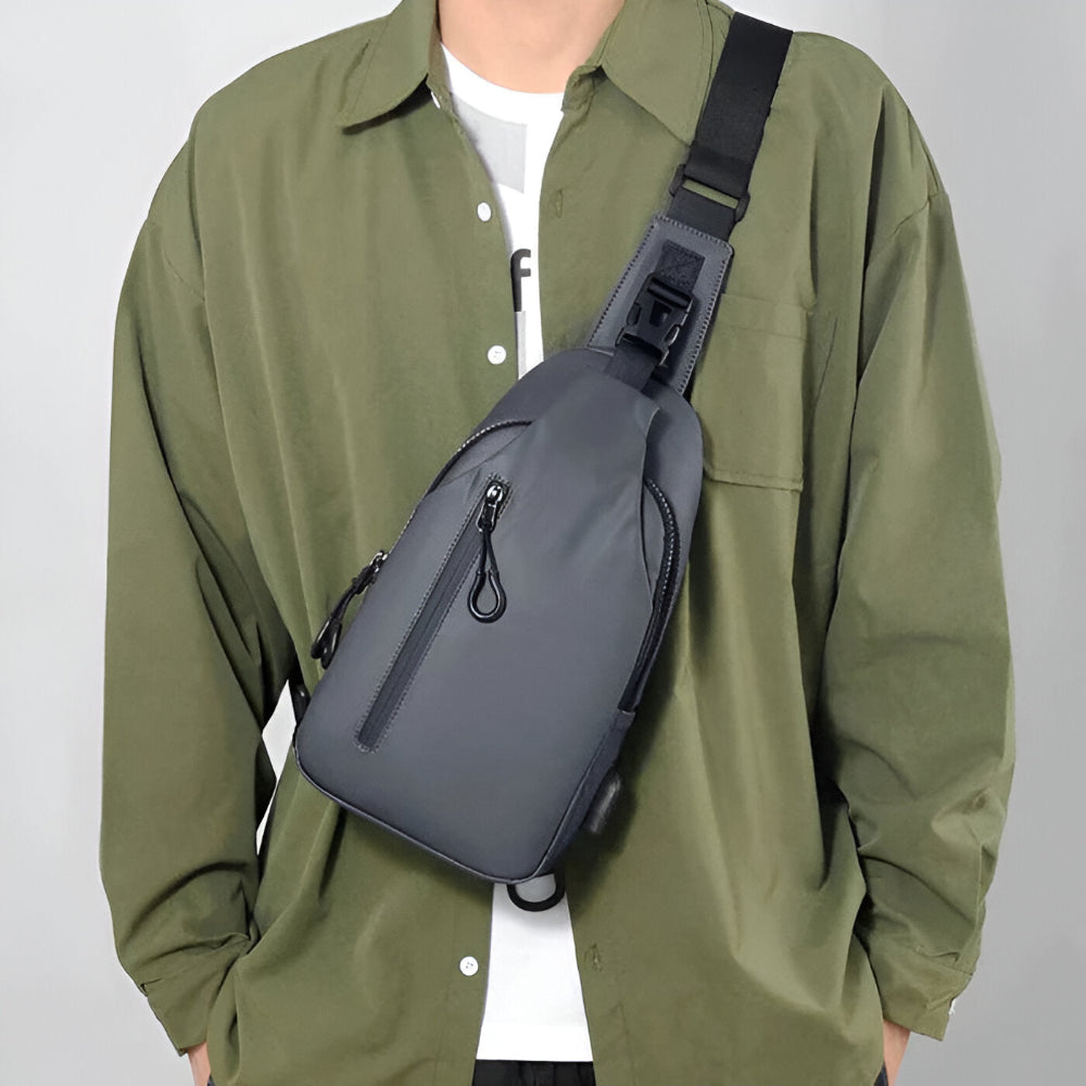 Svart justerbar crossbodyväska för män med modern design, perfekt för vardagsbruk.