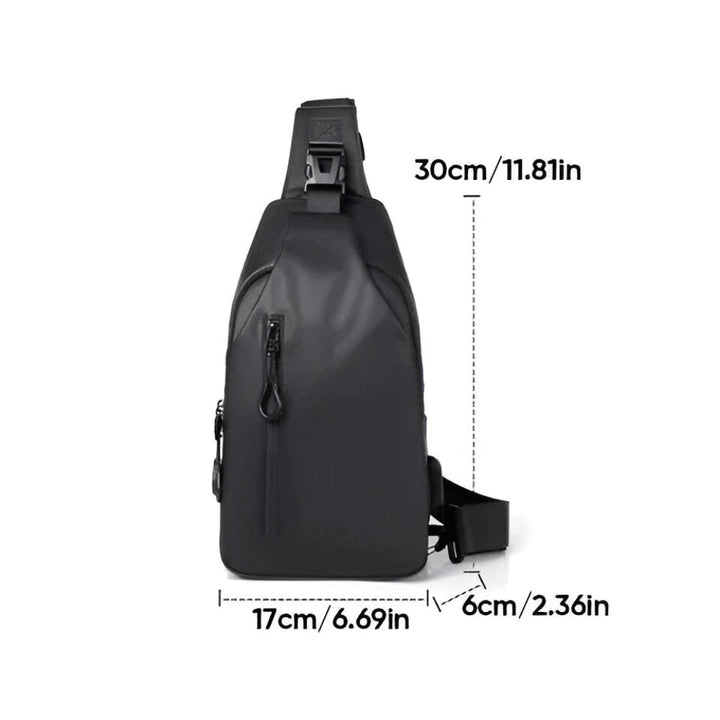 Tom, organiserad crossbodyväska redo att packas för dagens äventyr och arbete.