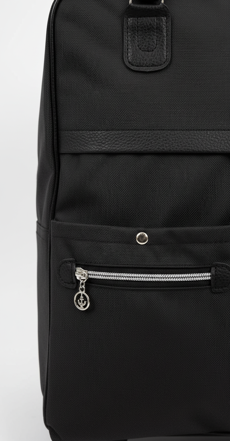 Robust men lätt resväska i slitstarkt svart oxfordtyg, optimalt handbagage för frekventa flygresor.