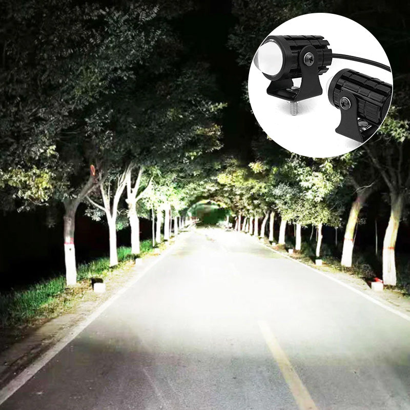"Svart LED motorcykelstrålkastare med dubbel ljusfunktion, kompakt design, vit och gul lampa, för alla väder."