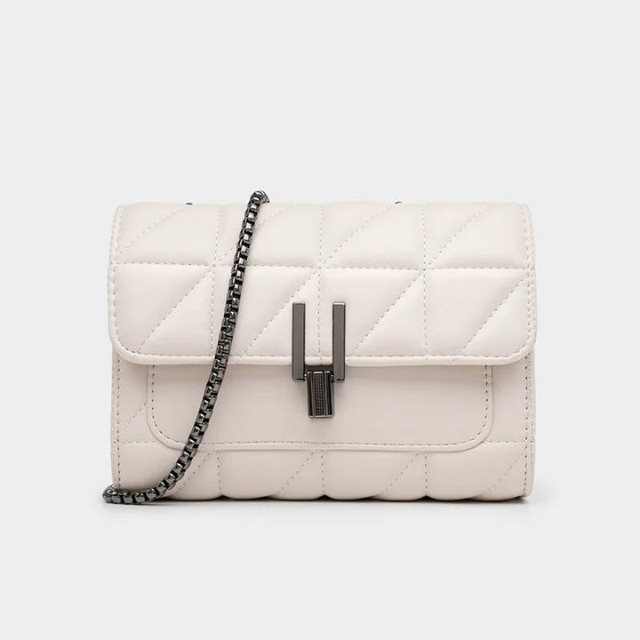 Svart damväska i messenger-stil, perfekt som vardagsväska. Lyxig design för en modern och avslappnad look.