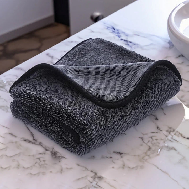 "Svart mikrofiberduk 40x60 cm, twist pile vävning, hög vattenabsorption, tvåsidig för rengöring och polering."