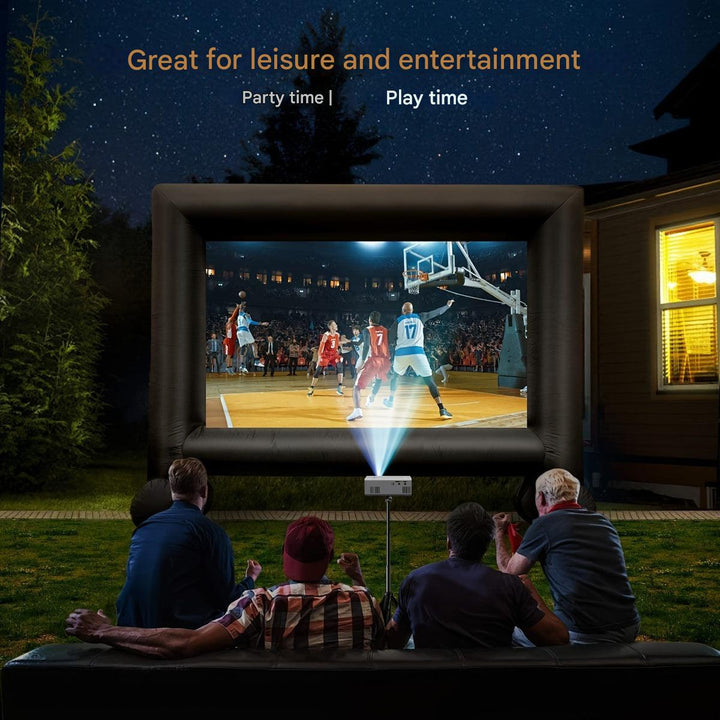 Familj tittar på film med miniprojektor. Skapar mysig underhållning för hela familjen.