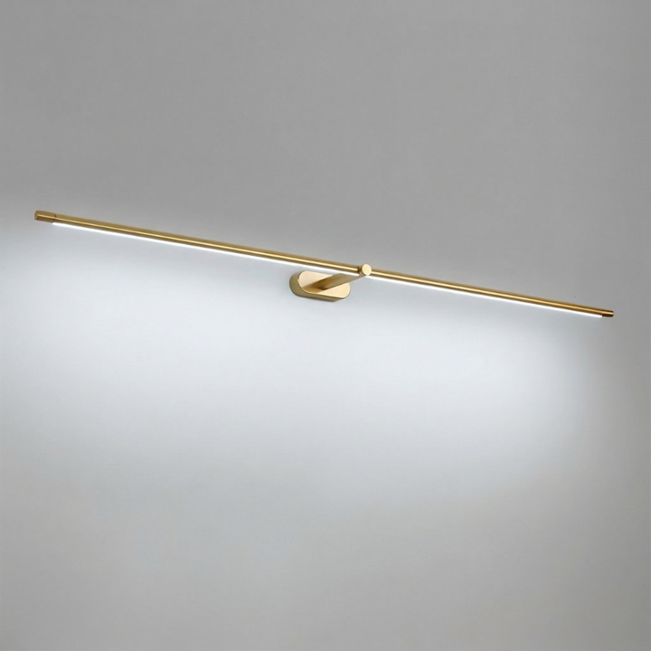 Guldfärgad elegant LED vägglampa, perfekt som accentbelysning i vardagsrum. Slank design.