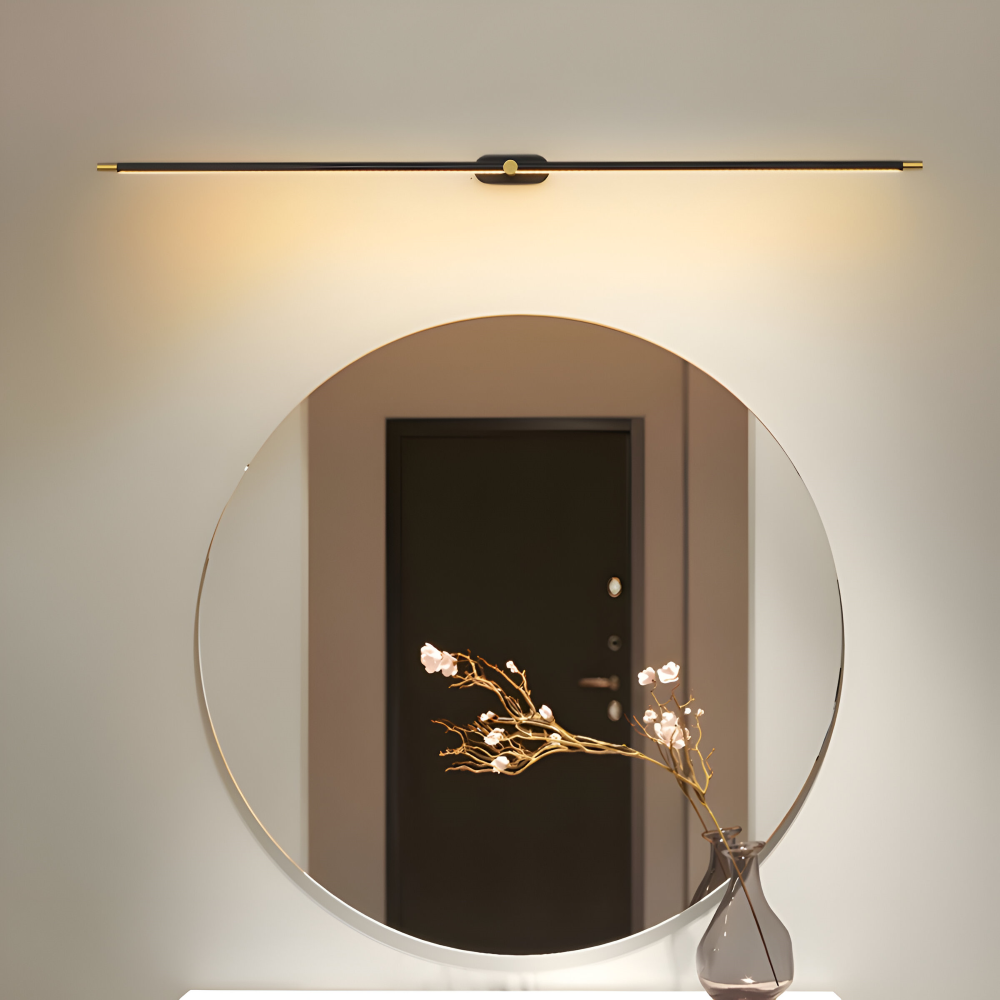 Guldfärgad elegant LED vägglampa, smal design för hall. Inredningsdetalj, modern belysning.