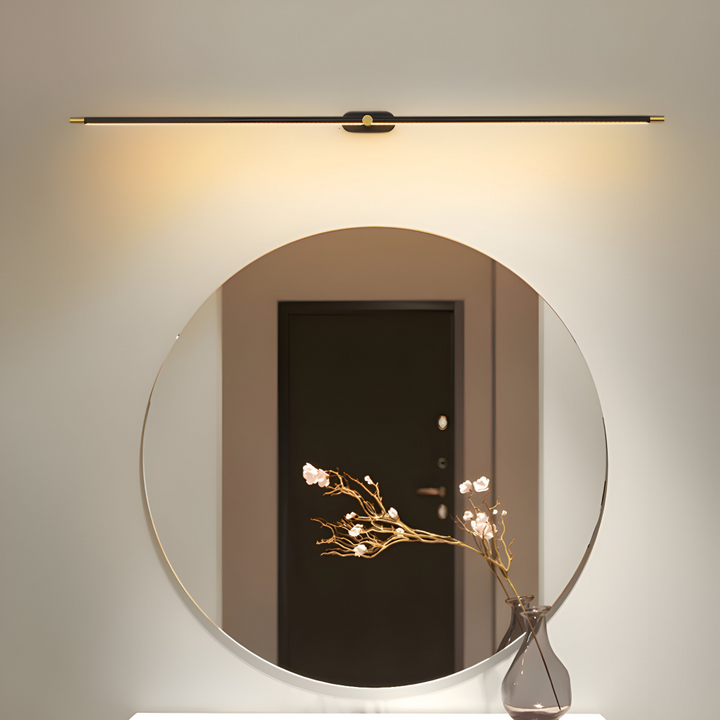 Guldfärgad elegant LED vägglampa, smal design för hall. Inredningsdetalj, modern belysning.