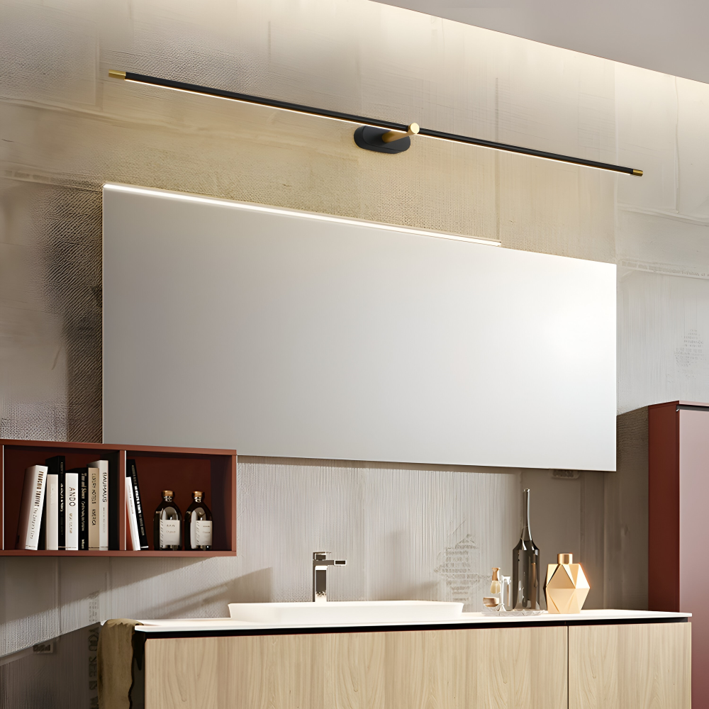 Guldfärgad smal LED vägglampa, modern elegant design. Vacker inredningsdetalj.
