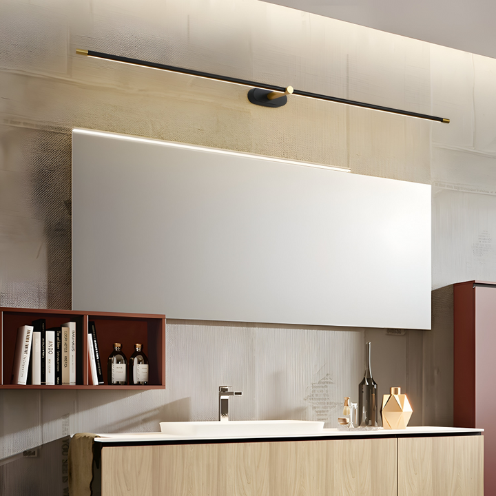 Guldfärgad smal LED vägglampa, modern elegant design. Vacker inredningsdetalj.
