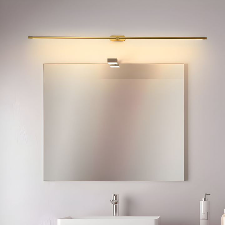 Guldfärgad LED vägglampa, elegant minimalistisk design för hallen. Energieffektiv.