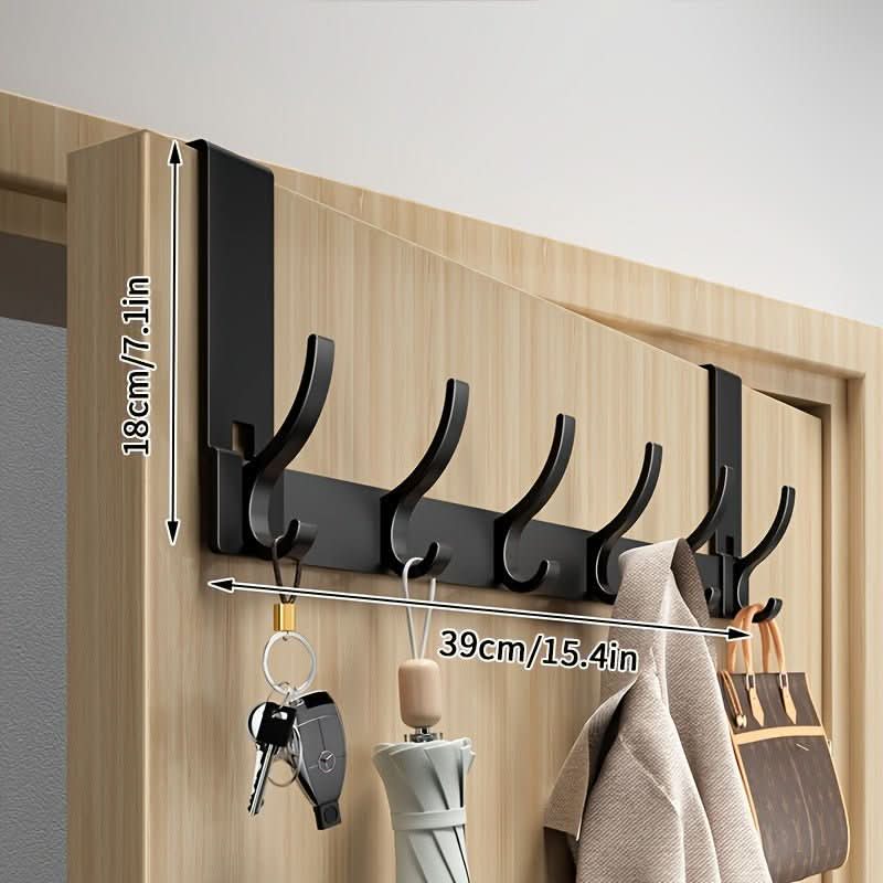 Detaljbild på dörrkrokens robusta design; flera krokar för väskor, sjalar och accessoarer.