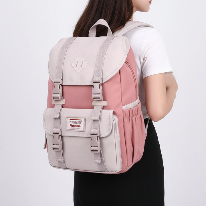 Multifunktionell svart ryggsäck med laptopfack. Vattentät och organiserad för studenter, pendling och resor.