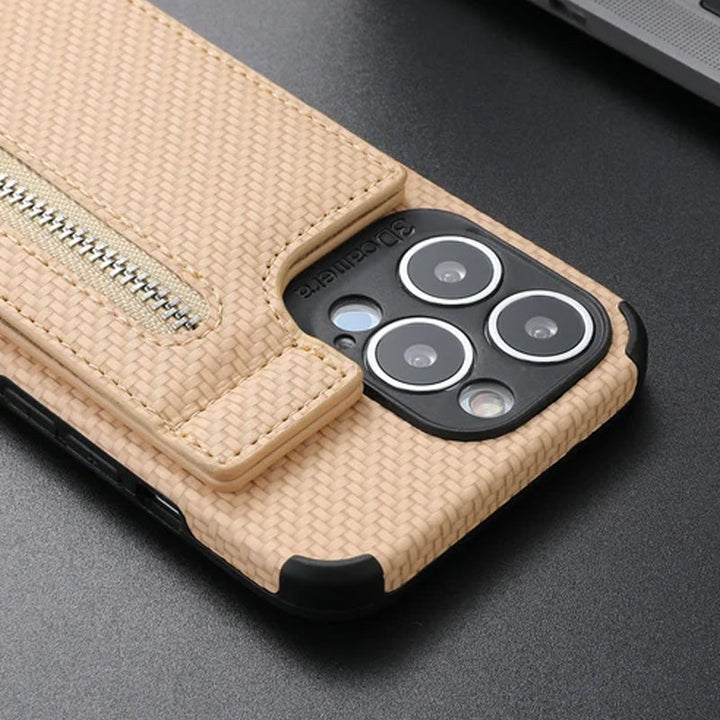 "Svart och kaki plånboksfodral för iPhone med kolfiberläder och magnetlås, kreditkortshållare och stötskydd."