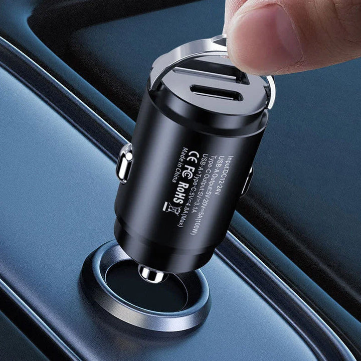 "Svart och silver, multikompatibel snabbladdande billaddare med USB och Typ-C portar för bilen, kompakt och säker."