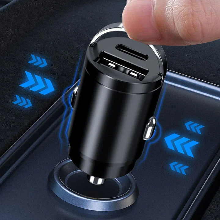 "Svart och silver, multikompatibel snabbladdande billaddare med USB och Typ-C portar för bilen, kompakt och säker."