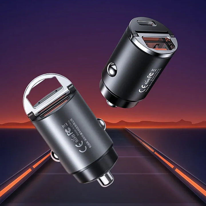 "Svart och silver, multikompatibel snabbladdande billaddare med USB och Typ-C portar för bilen, kompakt och säker."