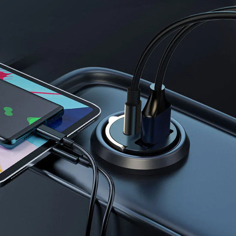 "Svart och silver, multikompatibel snabbladdande billaddare med USB och Typ-C portar för bilen, kompakt och säker."