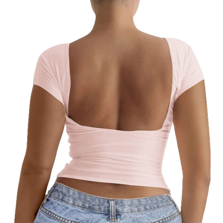 Svart off-shoulder damtopp med elegant djup rygg. En modern festtopp för kvinnor, perfekt för mode.