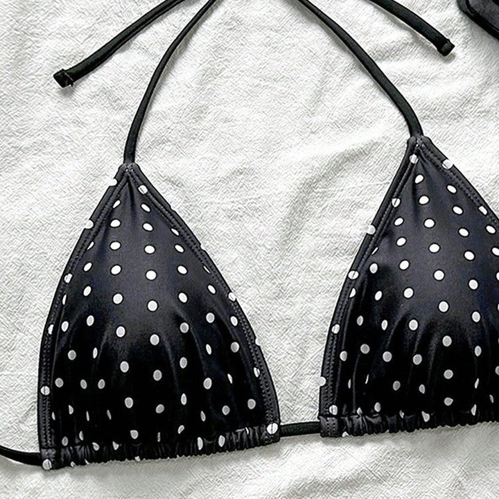 Svart prickig triangel bikiniöverdel för dam med justerbara band. Trendigt strandmode för sommar.