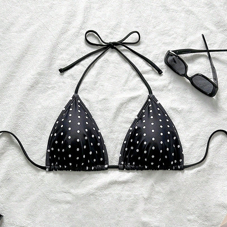 Elegant svart triangelbikiniöverdel med vita prickar. Justerbara band. Dambikini för strand och sommar.
