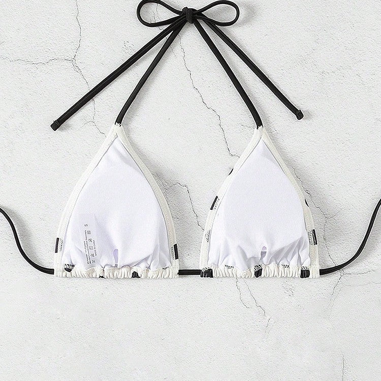 Modell bär svart prickig triangel bikiniöverdel med justerbara band. Stilrent badmode för sommar.